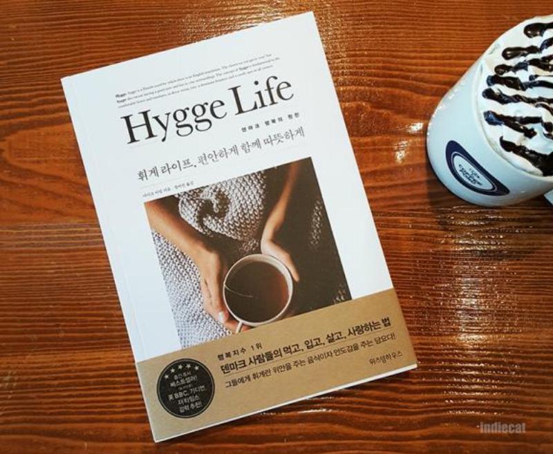 Hình ảnh không gian bàn thờ được bài trí hài hòa, tạo cảm giác ấm cúng bình an theo phong cách Hygge trong một gia đình Việt.